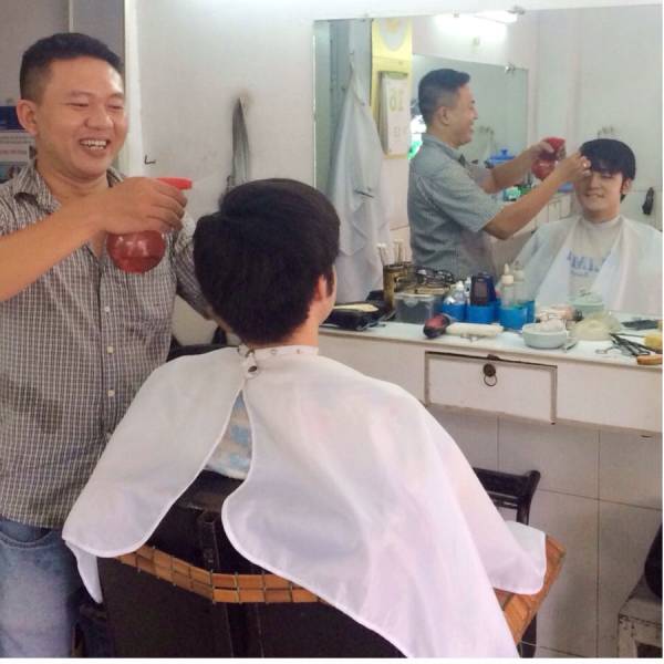 髪を切る前に髪をぬらされているタマリンド金子