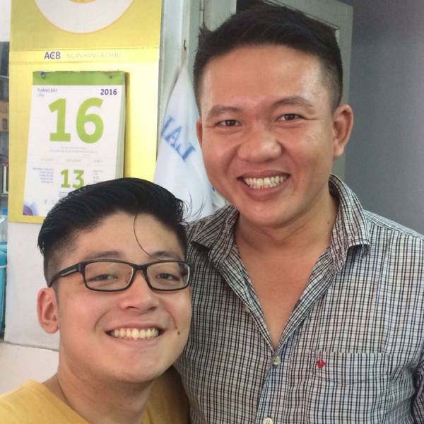 男性と写るタマリンド金子