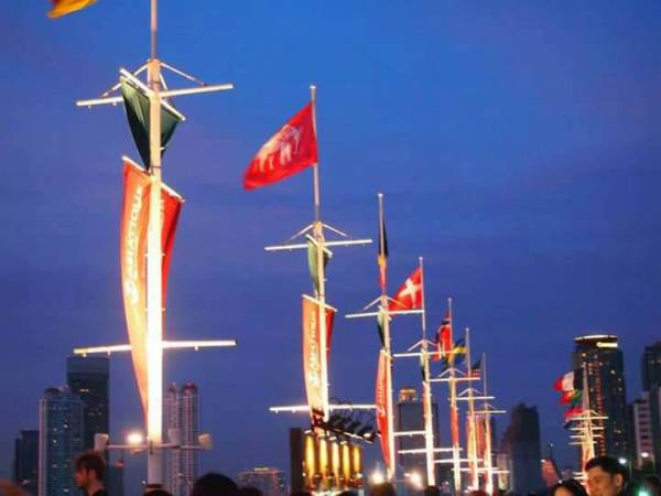 川沿いに国旗が並んでいる