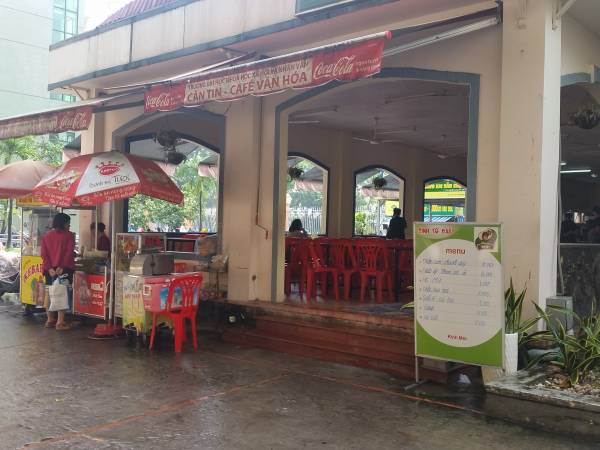 キャンパス内の学生食堂