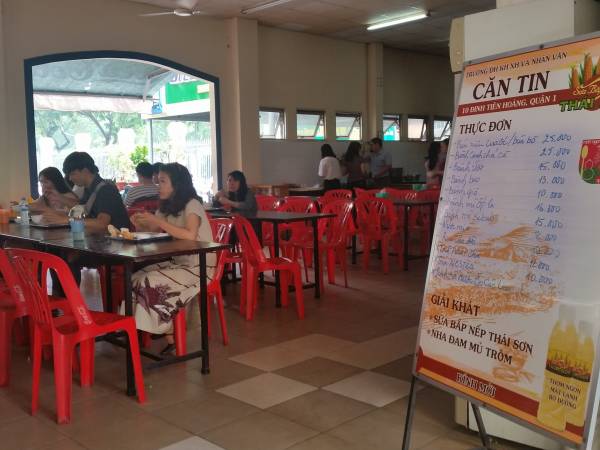 キャンパス内の学生食堂内部