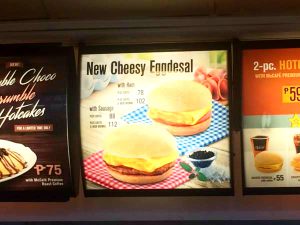 マクドナルドのチージー・エッグ・デ・サル　ウィズ・ソーセージ（Cheesy Eggdesal with Sausage）／77ペソ（約177円）