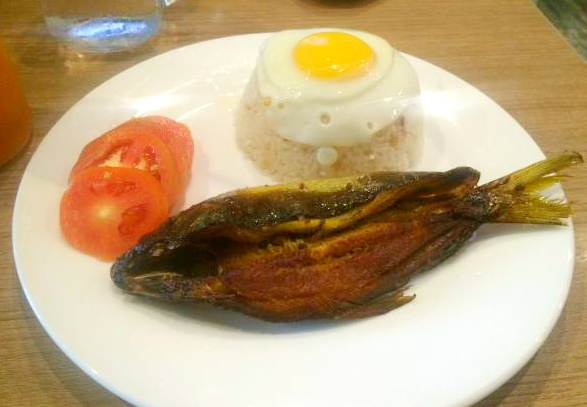 アングス・タパ・セントラーレ（Angus Tapa Centrale）のボーンレス・バンガス（Boneless Bangus）／165ペソ（約380円）