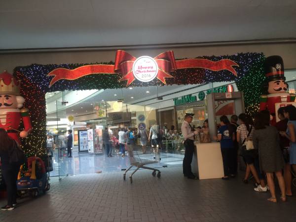 クリスマス直前のショッピングモールの様子