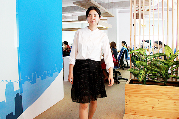 同僚のあやなが立っている