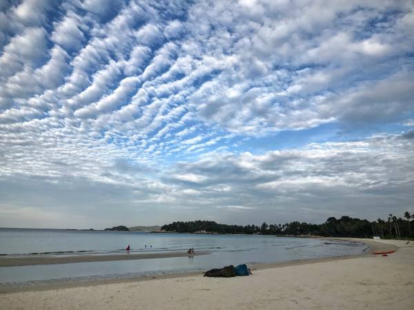ビンタン島のビーチと綺麗なイワシ雲