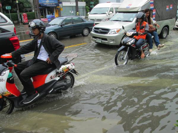 バンコク市内の冠水した道路の様子　１５cm程度冠水している