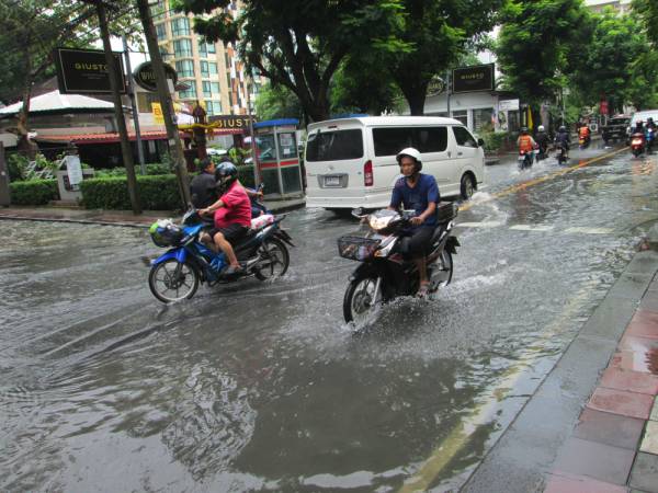 タイの雨季は終わりごろが大変！ 冠水だらけのバンコク | 海外転職・アジア生活BLOG