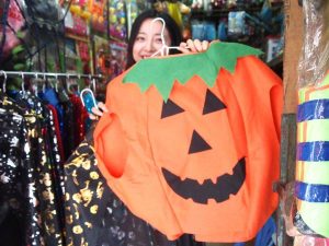 カボチャの衣装とマントを進めてくるあやな