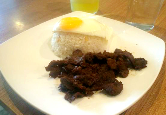 アングス・タパ・セントラーレ（Angus Tapa Centrale）のオリジナル・ビーフ・タパ（Original Beef tapa）／285ペソ（約660円）