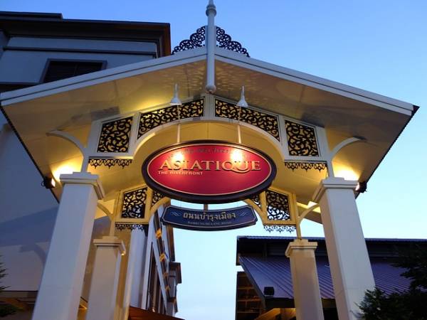 アンティークと書かれた門