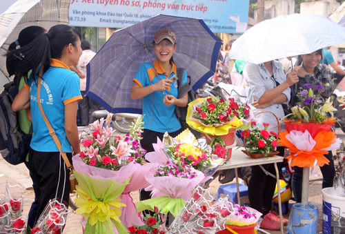 バラを売っているのはバイトの大学生が多い