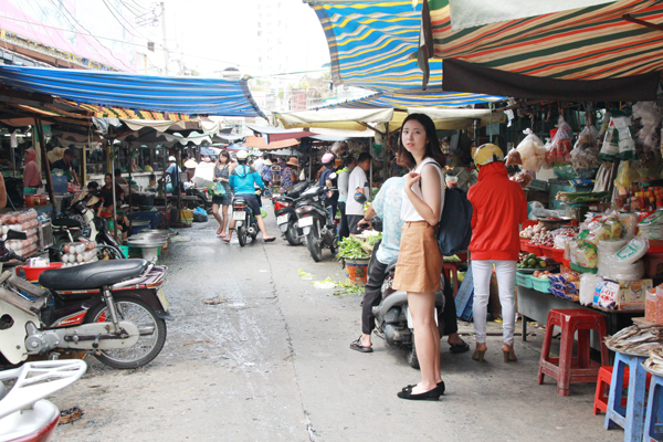 マーケットの前で立っているあやな