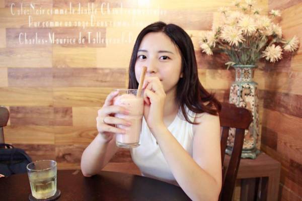 カフェで飲み物を飲むあやな