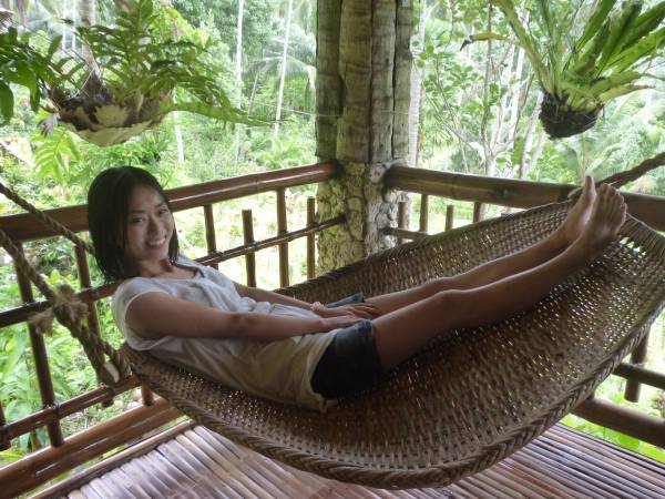 ハンモックでリラックスしている様子