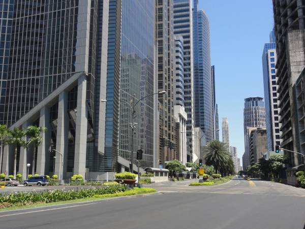 ph-mm-makati-makati_cbd-ayala_ave-_-_gt_tower_eastbound_2015-04_01