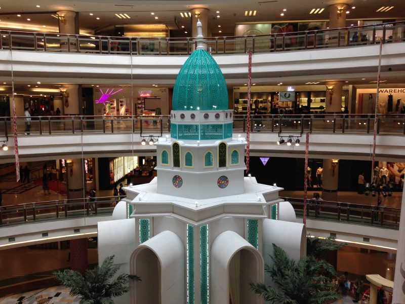 ショッピングモール内のオリエンタルな装飾