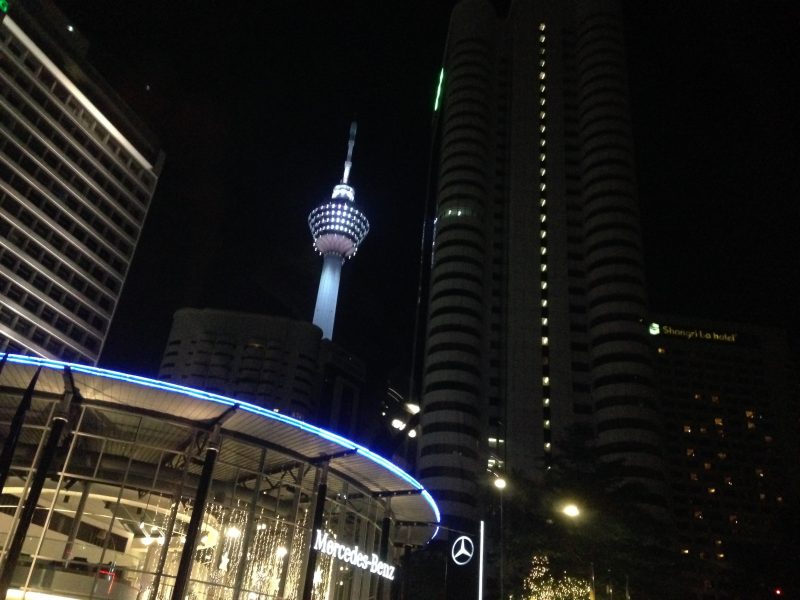 夜のメナラ・クアラルンプールタワー