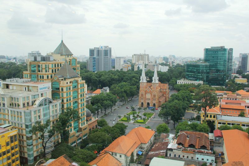 SHIFT ASIA CO., LTD.から見るサイゴン大教会とホーチミン都会景観