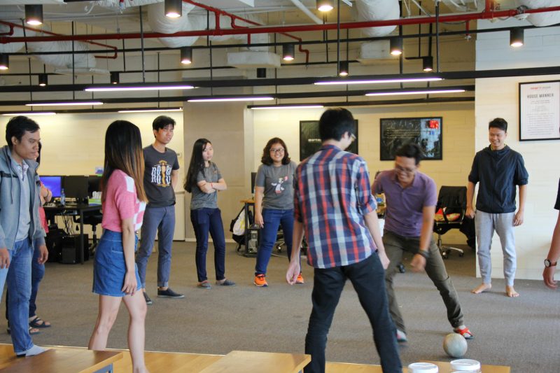 SHIFT ASIA職場内で社員達がサッカー