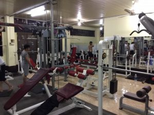 「HOA LU BODY BUILDING CLUB」の風景①