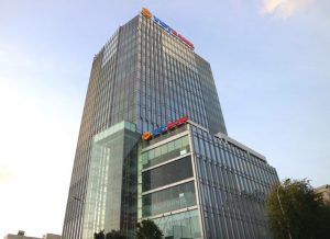 「カリフォルニアフィットネス＆ヨガ」があるビル