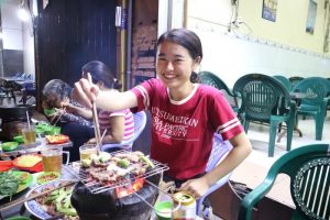 ヤギ肉で焼き肉をしている様子