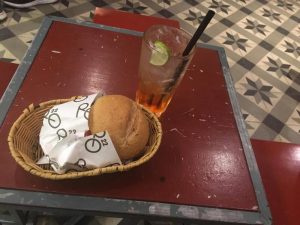 カフェ　ベトナム　フォーバーガーとドリンク