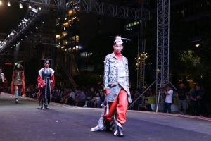 ウォーキングしているモデル③