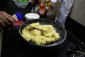 月餅作りの様子(生地をフライパンで焼いている)