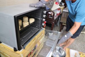 月餅作りの様子(生地をオーブンで焼いている)