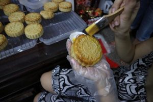 月餅作りの様子(月餅に卵の黄身を塗っている)