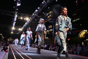 ウォーキングしているモデル④