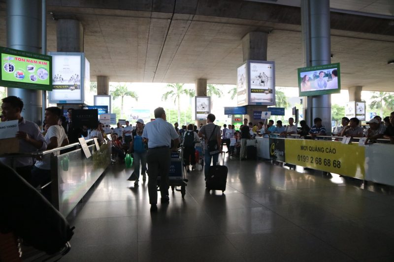 タンソンニャット国際空港の出口