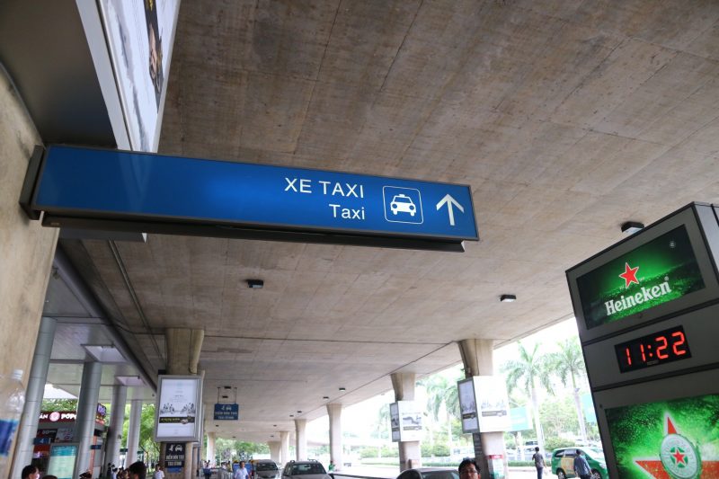 タクシー乗り場へ案内する看板