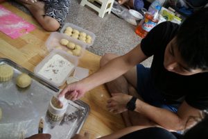 月餅作りの様子(生地を専用の容器で型どりしている②)