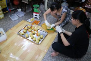 月餅作りの様子(アヒルの塩漬け卵を生地で包んでいる)