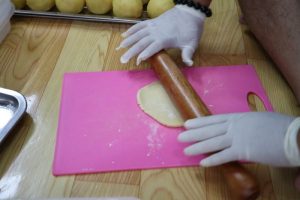 月餅作りの様子(生地を綿棒で伸ばしている)