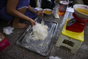 月餅作りの様子(小麦粉と液体を混ぜている)