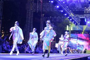 ウォーキングしているモデル②