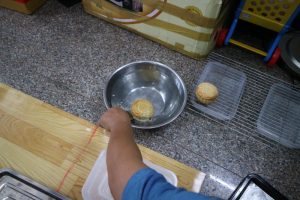 月餅作りの様子(焼いた月餅を水に浸して冷ましている)