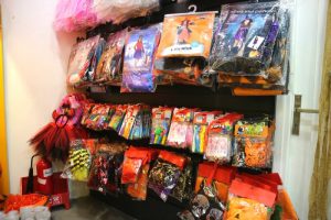 ホーチミンにある書店「Phuong Nam Bookstore」の店内で販売されているハロウィングッズ②
