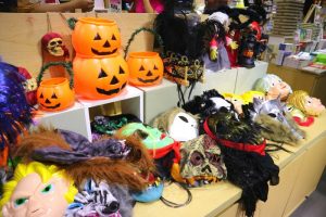 ホーチミンにある書店「Phuong Nam Bookstore」の店内で販売されているハロウィングッズ①