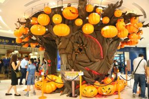 高島屋の入口にあるパンプキンツリー