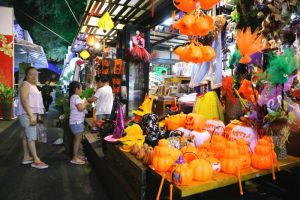 ハロウィンの飾りつけがしてある、「ブックストリート」の様子