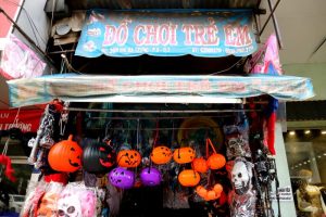 ホーチミン1区にあるローカルの雑貨屋に売られているハロウィングッズ①