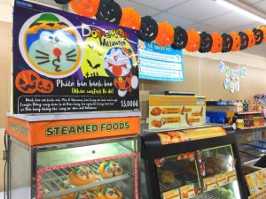 ハロウィンの飾りつけがしてあるホーチミンの「ファミリーマート」③