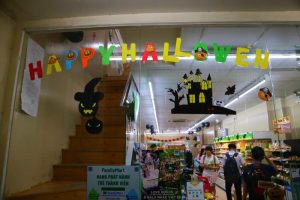 ハロウィンの飾りつけがしてあるホーチミンの「ファミリーマート」①