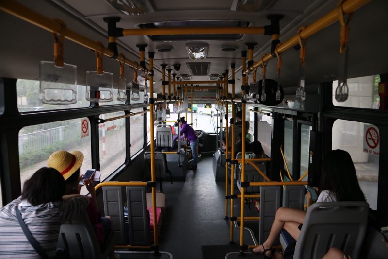 ホーチミンの空港から出ているシャトルバス車内の様子