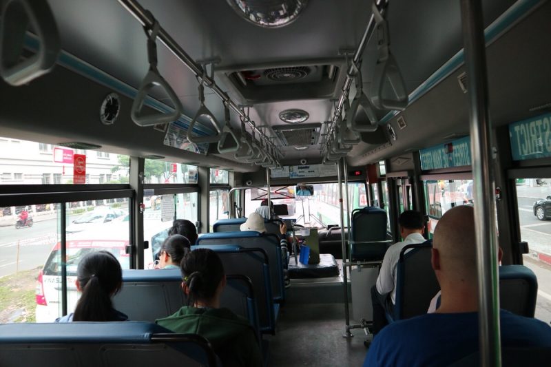 ホーチミンを走る市バスの様子